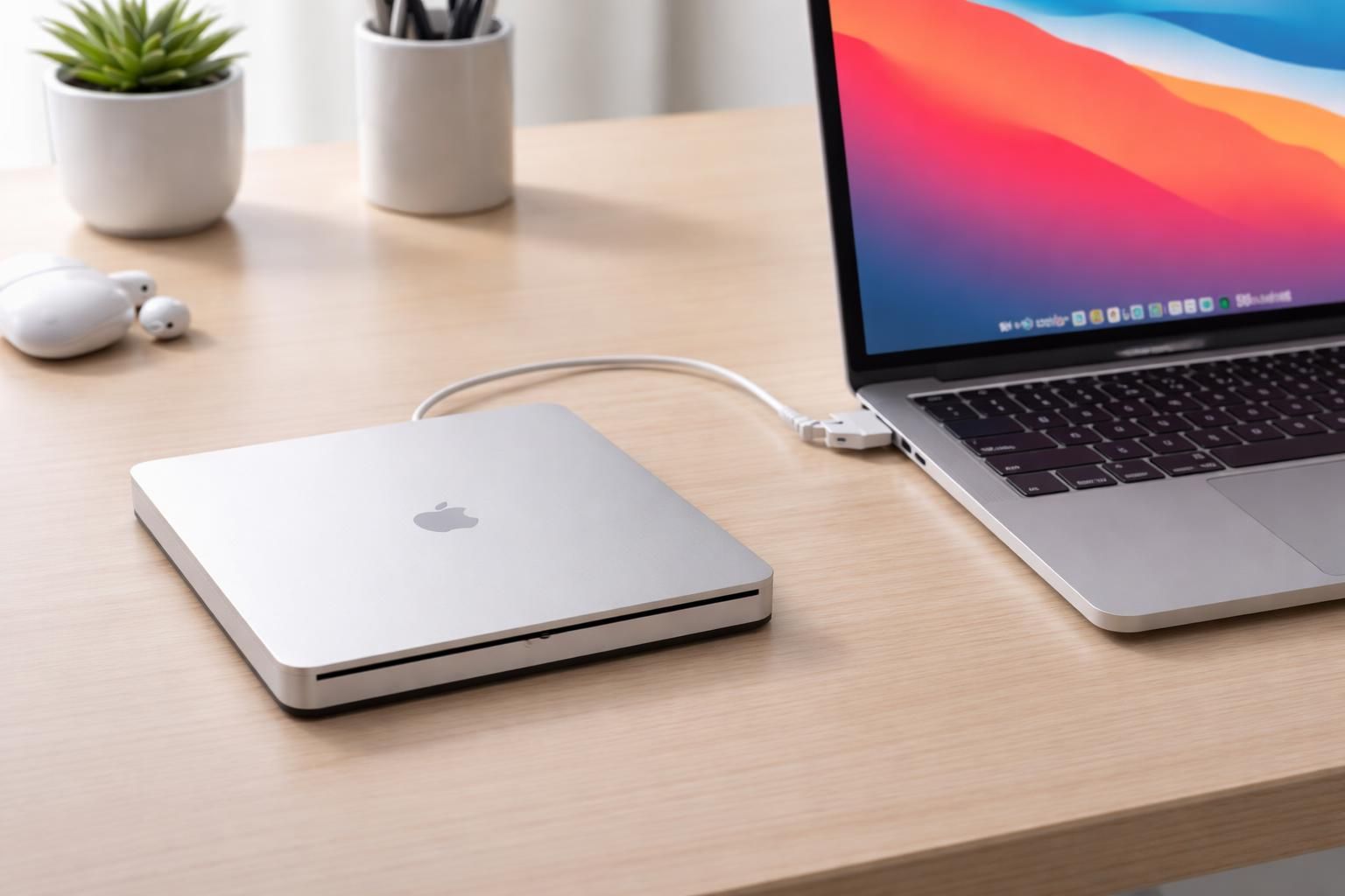 découvrez si l'apple superdrive, le lecteur dvd externe d'apple, vaut toujours l'investissement en 2024. analyse des avantages, inconvénients et alternatives pour vos besoins multimédias.